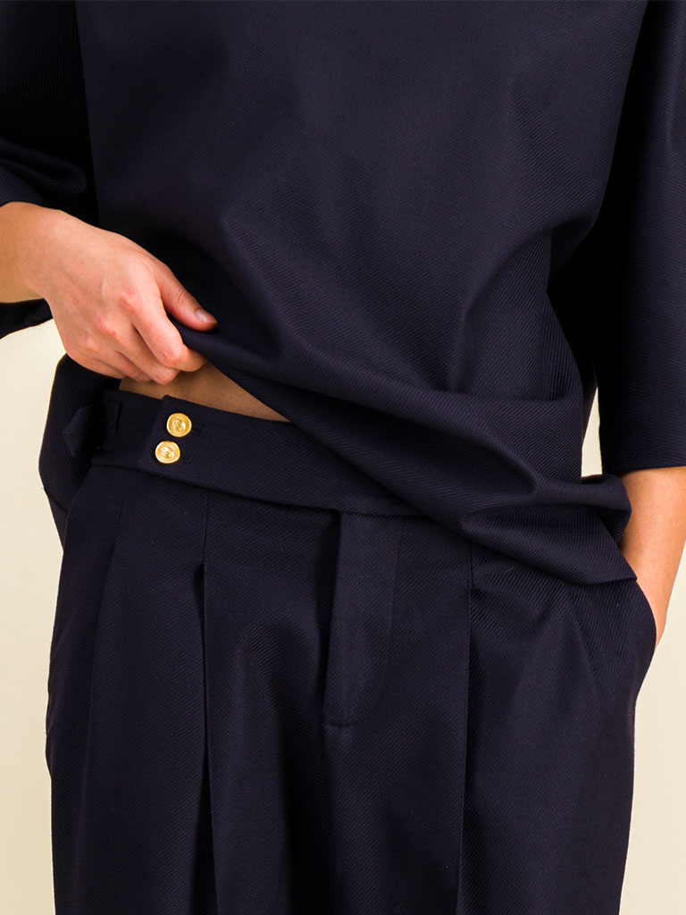 Uniforme unisexe HIVER porté par une femme - focus boutons du pantalon